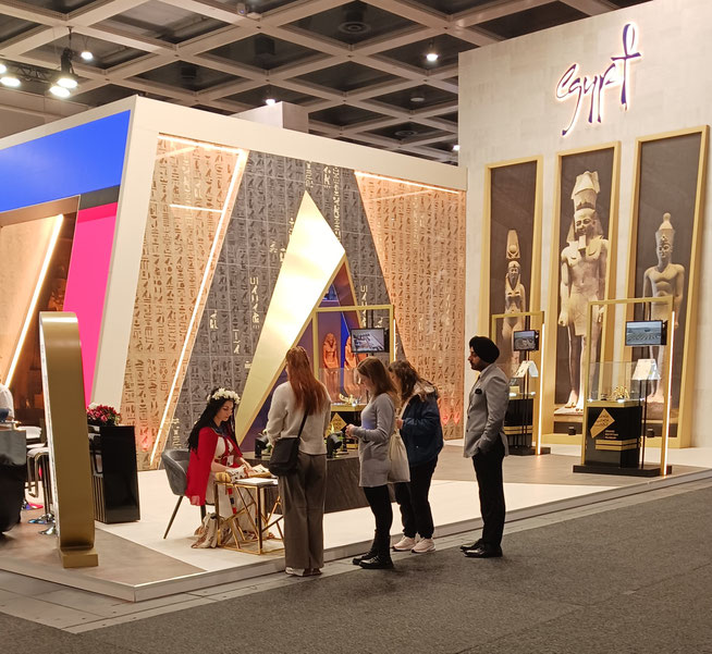 Hieroglyphen schreiben im ägyptischen Pavillon auf der ITB in Berlin 2025