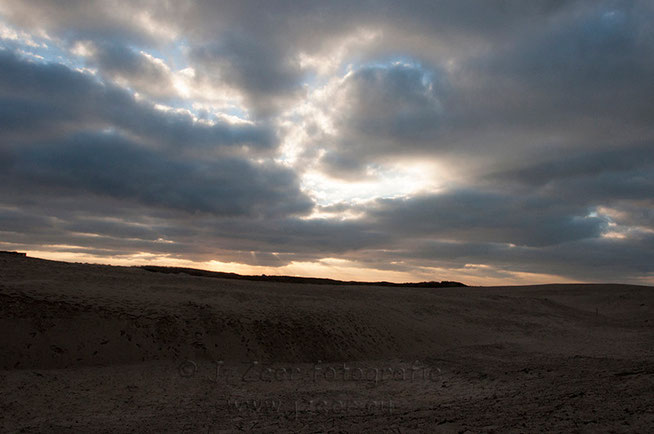 De foto is genomen op oudjaarsdag 2014 in de duinen achter de Haagse wijk Duindorp, waar de wind door de wolken door de duinen joeg. En dit prachtige plaatje tot stand bracht.