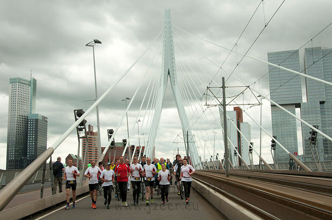 De Erasmusbrug is de laatste hindernis van de RoPaRun voordat de teams gehuldigd worden op de Coolsingel. Een uitgebreide reportage van de finish is te zien bij Nieuws -> Evenementen.