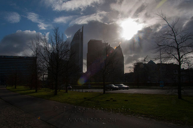 Dagelijks werken, althans dat zeggen ze, vele ambtenaren in Den Haag. Veelal in de diverse ministeries die in het centrum van de macht staan. Deze wolken krabbers bepalen de skyline van Den Haag, gezien vanaf het Malieveld.