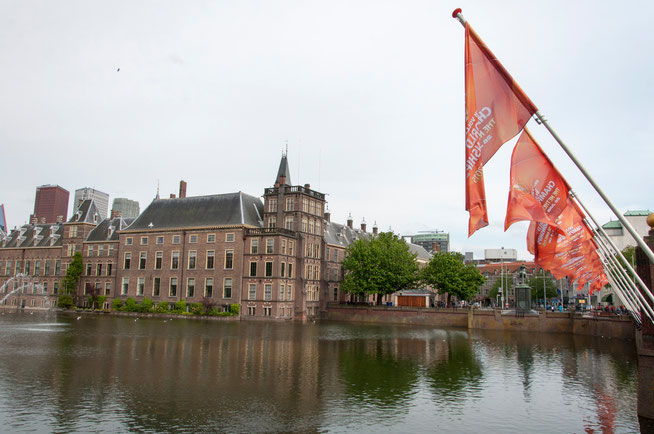 Het Binnenhof is eind juni decor van het WK beachvolleybal. Terwijl het stadion nog gebouwd wordt hangen de vlaggen vast uit. Een uitgebreide reportage is te zien bij Nieuws -> Sport.