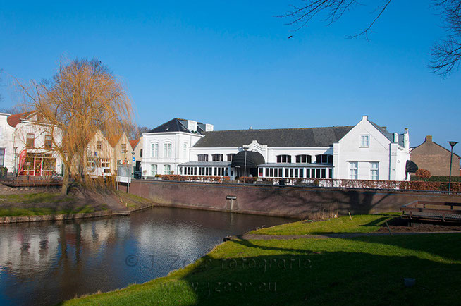 Hotel Blessing bevind zich in het voormalige raadhuis van de gemeente Zuidland en is gebouwd in 1878. Het monumentale pand bevind zich aan de Ring, het oude stadscentrum van het dorpje.