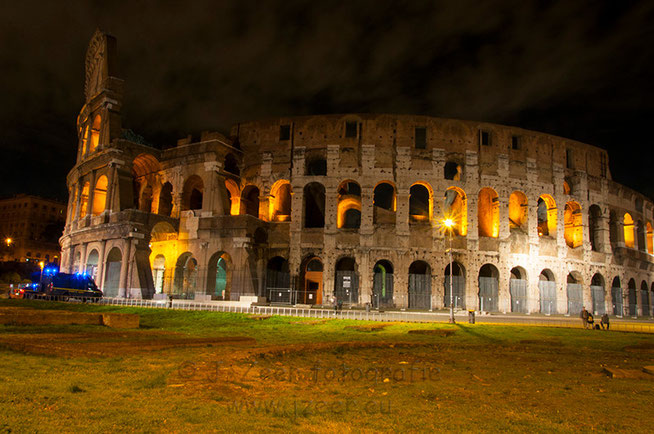 Het Colosseum is een imposant bouwwerk dat 's avonds verlicht wordt en unieke plaatjes oplevert.