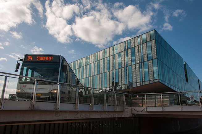 De afgelopen week had ik eindelijk de tijd vrij gemaakt om langs te gaan bij het nieuwe station van Delft. Ik was er inmiddels al vele malen doorheen gereden en tijdens de bouw was ik ook al enkele malen binnen geweest.