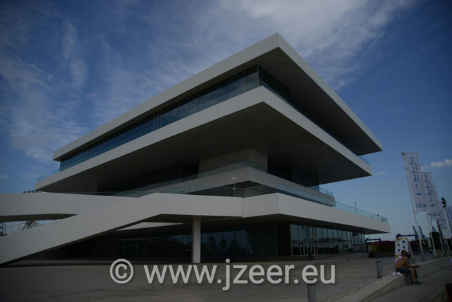 Valencia was in 2007 de organisator van de 32e America's Cup. Het Veles e Vents is gebouwd als icoon voor de belangrijke watersport evenement.