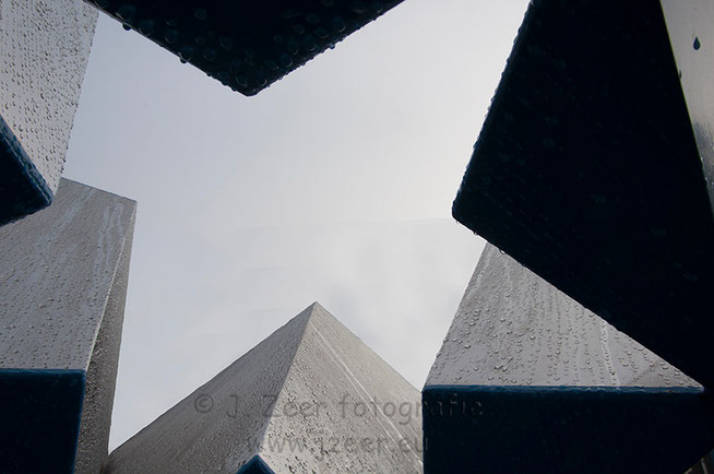 Een gevallen ster voor Vlaardingen is een kunstwerk dat al jaren op het Vlaardingse winkelcentrum de Loper staat en pas gerenoveerd is. Ditmaal een foto hiervan uit een ander standpunt.