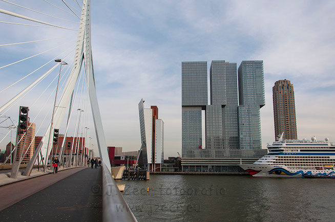 Het is altijd mooi plaatjes schieten in Rotterdam. Dit keer de kenmerkende boeg van de AIDAmar voor de Rotterdam en New Orleans aan de Erasmusbrug op een mooie zonnige winterdag.