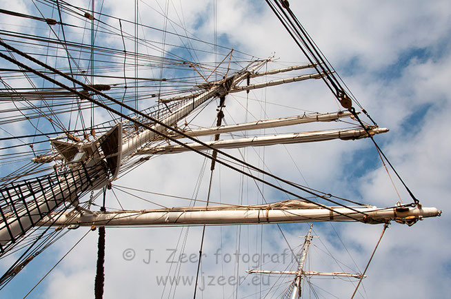 Dat een mast niet zomaar een houtenpaal met daaraan een zeil is, is te zien op deze foto. Allerlei verbinden zorgen ervoor dat de kracht die de wind erop uitoefent ervoor zorgt dat de boot vooruit gaat en de boel niet breekt.