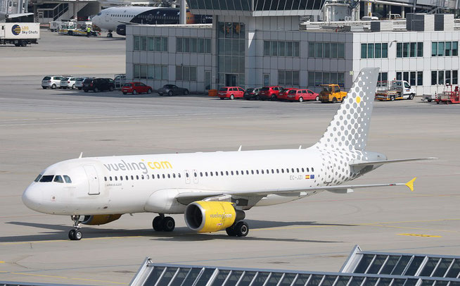 A 320-214  " EC-JZI " Vueling Airlines -2