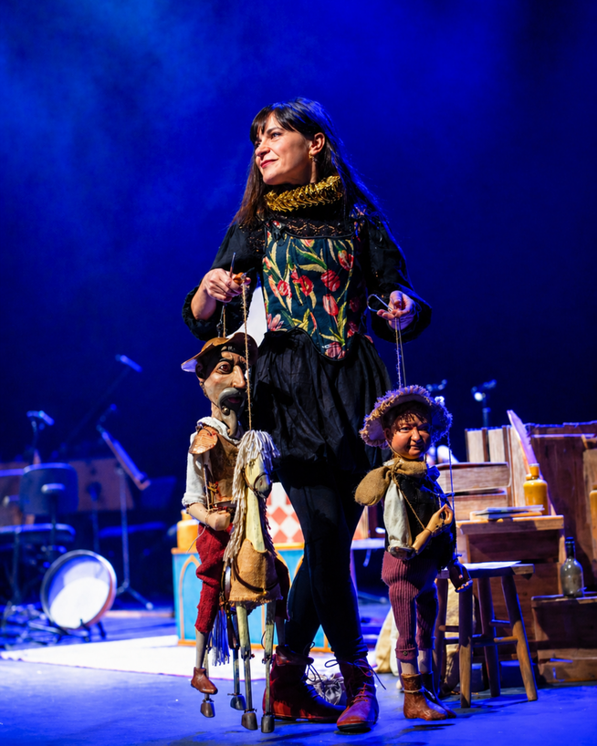 Sara Marina con las marionetas en el espectáculo de títeres Quixote, en un lugar de la música