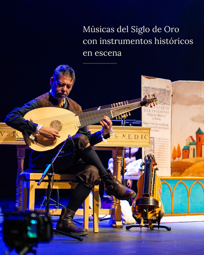Emilio Villalba tocando el archilaúd en el espectáculo de títeres Quixote, en un lugar de la música