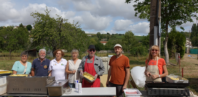 Cuisine ouverte avec les bénévoles des associations.