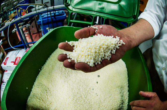 Plastik oder High-Tech-Kunststoff? Das Granulat, aus dem Biker-Träume entstehen.