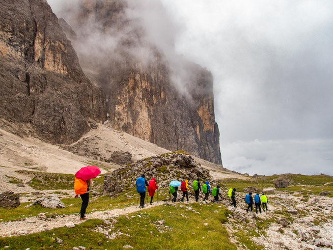 Wandergruppe unterwegs in der Sellagruppe während der Dolomiten-Durchquerung Etappe 4