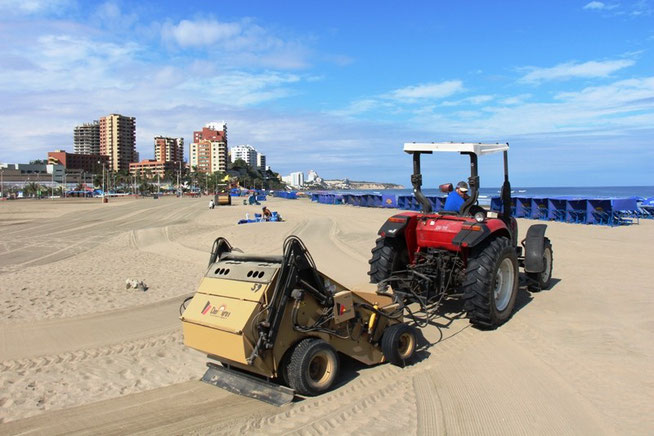 Un equipo automotriz limpia la playa de El Murciélago. Manta, Ecuador.