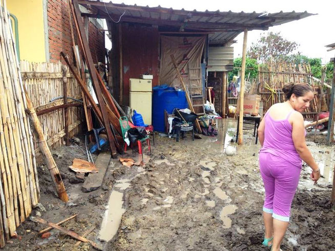 Una vivienda precaria no soportó la abundancia de una lluvia y dejó en el agua a sus ocupantes y los enseres. Manabí, Ecuador.