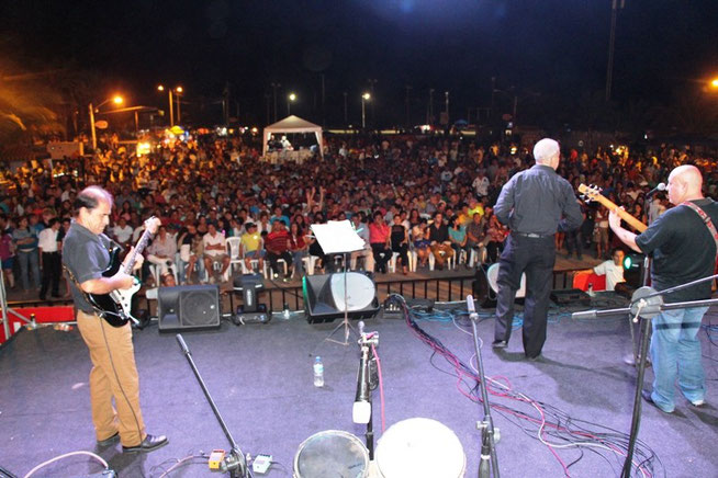 El Grupo Musical Almas Negras durante su concierto el Día del Amor en la Playa El Murciélago. Manta, Ecuador.