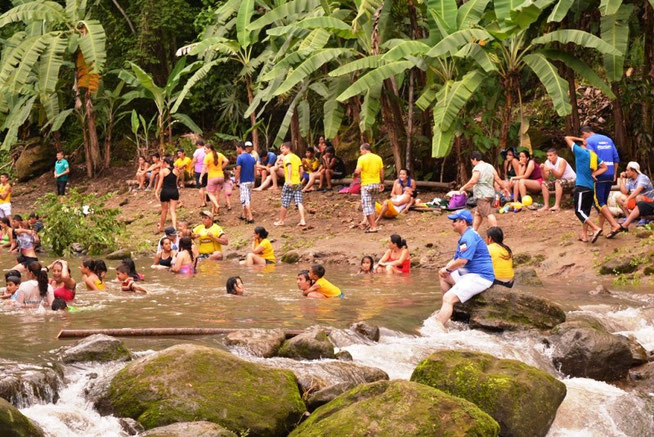 La mansedumbre de un río de agua cristalina que fluye entre grandes piedras atravesando el exuberante paisaje del cantón. Chone, Ecuador.