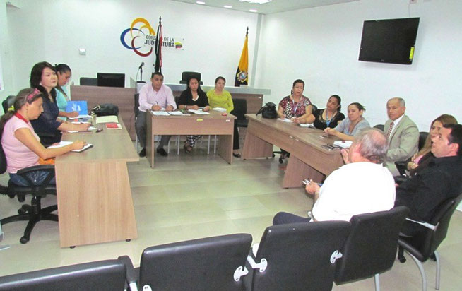 Reunión del Consejo Cantonal de Derechos para evaluar la situación de la Junta Cantonal que ejecuta las decisiones del primero. Chone, Ecuador.