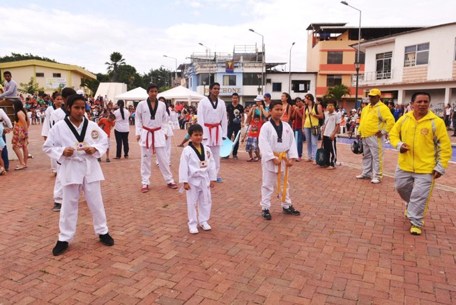 Demostración de artes marciales en la Plaza de las Madres, al iniciarse las Jornadas Vacaciones de Invierno 2015. Chone, Ecuador.