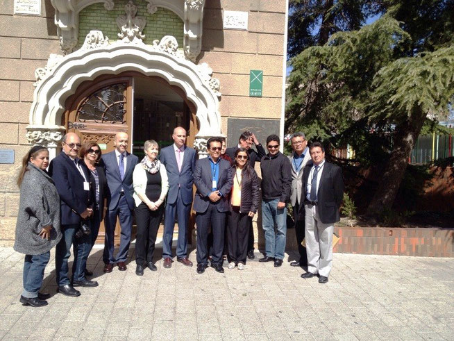 El alcalde de Manta y dos asesores posan con autoridades del Ayuntamiento local. Albacete, España.