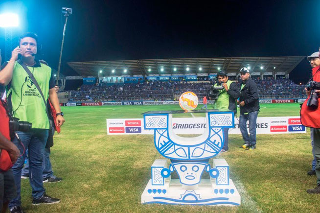 El símbolo oficial de Manta, la Silla Manteña (mueble ceremonial de los caciques aborígenes), se mostró en el Estadio Jocay antes del partido Emelec - The Strongest. Manta, Ecuador.