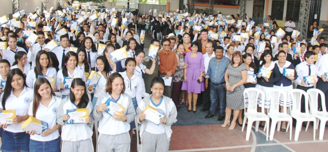 Los mejores bachilleres del cantón posan con el alcalde y funcionarios públicos invitados a la premiación de los primeros. Manta, Ecuador.