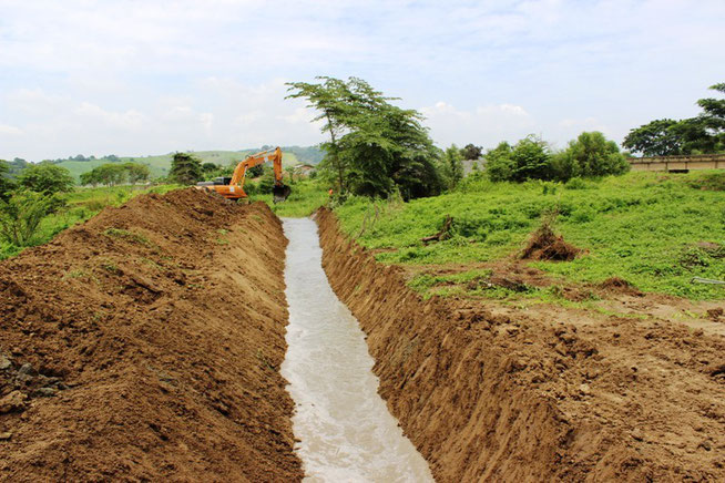 Canal construido recientemente para llevar agua desde el Río Chone hasta el Humedal La Segua. Chone, Ecuador.