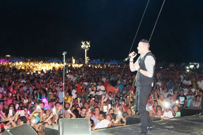 El cantante Víctor Manuelle durante su concierto en la playa de El Murciélago en el carnaval de Manta, Ecuador.