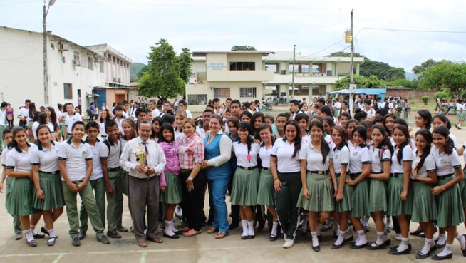 Uno de los colegios cuyo equipo de fútbol destacó en la competición de confraternidad juvenil. Chone, Ecuador.