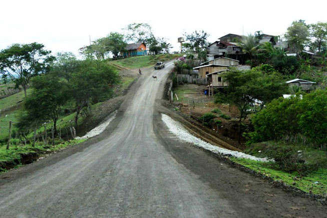 Tramo concluido de una vía rural de integración provincial en Manabí. Chone, Ecuador.
