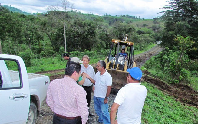 Concejales de Chone y funcionarios del Consejo provincial de Manabí observan el estado calamitoso de una vía rural. Chone, Ecuador.