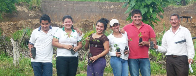 Estudiantes de ingeniería agropecuaria y su profesor guía, muestran plántulas germinales del Jardín de Germoplasma de la Uleam. El Carmen, Ecuador.