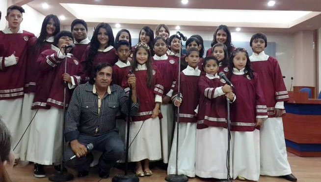 Coro "Niños Cantores de Manta" y su fundador y director, el maestro Tito Macías. Manta, Ecuador.
