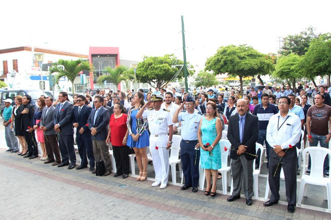 Autoridades municipales y sus invitados a celebrar el Día del Amor y la Amistad, evento en el que la periodista María López Loor fue declarada símbolo de compañerismo en el Municipio. Manta, Ecuador.