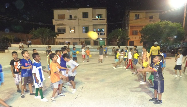 Niños aprenden a jugar fútbol con un instructor profesional contratado por el Municipio. Manta, Ecuador.