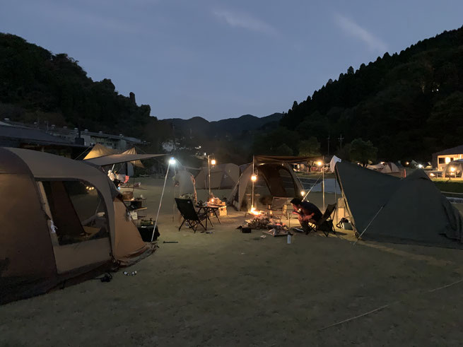 冬の澄んだ空気と山際が綺麗なキャンプ場