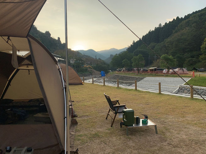 朝の隣とした空気の中のモーニングコーヒー。被災後整備された川のせせらぎがBGM