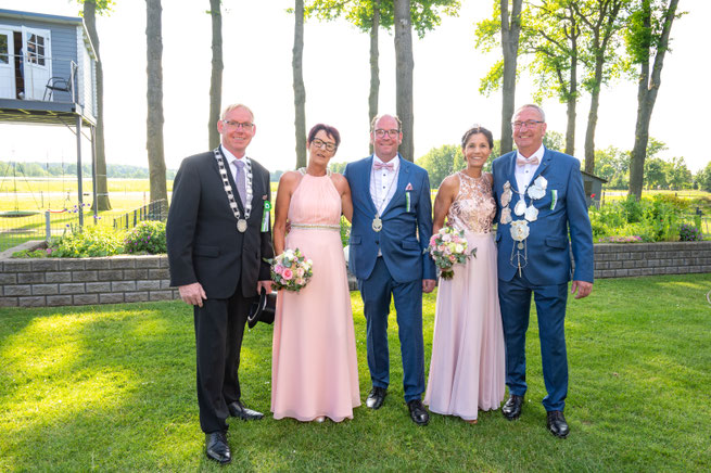 Majestäten Leblich 2023-2025: König Eugen Baumeister mit Königin Corinna Jacobs sowie Ehrenkönig Marcus Jacobs mit Ehrenkönigin Bruni Baumeister