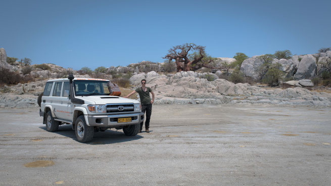 eine meiner beiden lieblinge im urlaub, der landcruiser und the backpack - sorry aber der v8 gewinnt
