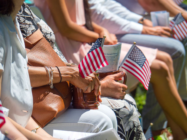 Menschen mit USA-Flaggen