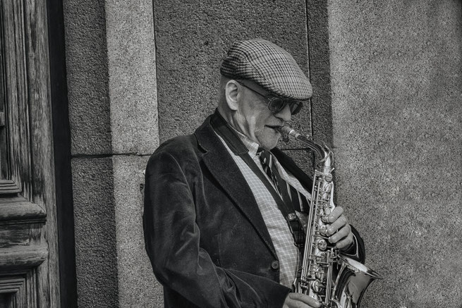 playing-saxophone-musiker-lettland