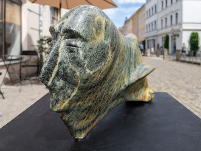 Heidrun Feistner: Elbegott / Stein / Länge 36 cm / 2025 / Foto Olaf Mokansky