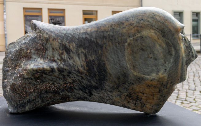 Heidrun Feistner: Elbegott / Stein / Länge 36 cm / 2025 / Foto Olaf Mokansky