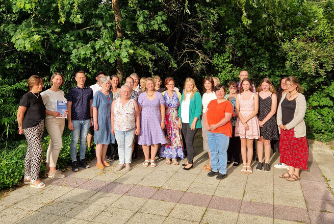 Foto: Aufstellung der PreisträgerInnen im diesjährigen LEADER-Ideenwettbewerb „Auf gute Nachbarschaft“ am 23. Juni 2025, in der AWO-Begegnungsstätte „Café mit Herz“ in Zwickau OT Eckersbach 