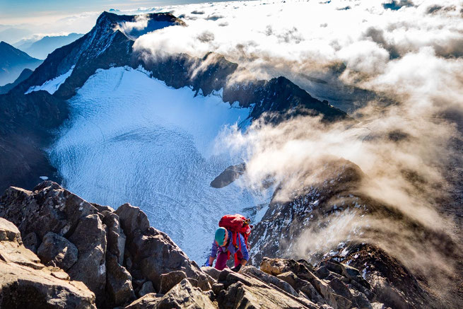 Frau auf der Hochtour beim Aufstieg auf den Wilden Pfaff mit Blick auf den mächtigen Gletscher