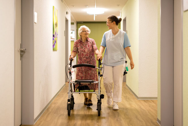 Eine angehende Fachfrau Gesundheit begleitet eine Seniorin. (Bild: Dienststelle Berufs- und Weiterbildung)