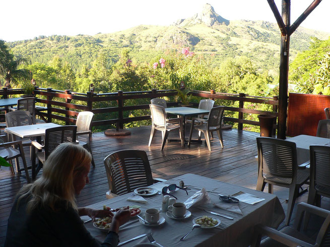 Swaziland, Fruehstueck in der Mantega Lodge, im HIntergrund "Execution Rock"