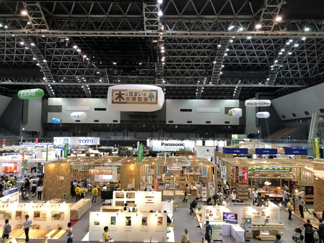 上から見たらこんな感じで沢山の業者さんが出展していました。