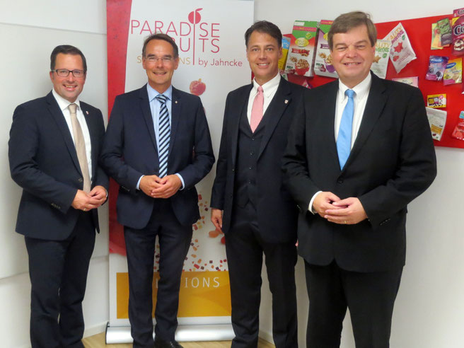 Foto oben von links: Kai Seefried MdL, Ingbert Liebing MdB, Kurt Jahncke Unternehmensgeschäftsführer und PSts Enak Ferlemann
